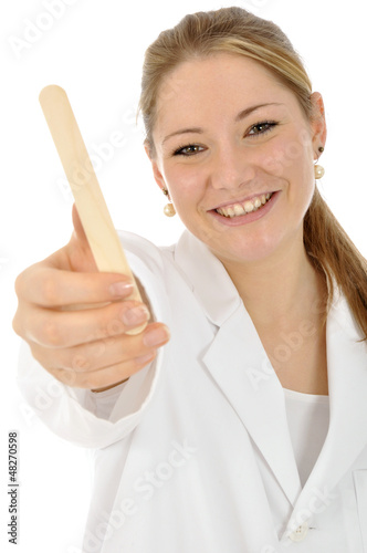 Photo: Freundliche Ärztin mit Holzspatel Freundliche Ärztin mit Holzspatel