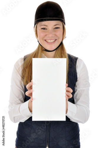 Photo: Junge Frau in Reitdress hält leeres Schild Junge Frau in Reitdress hält leeres Schild