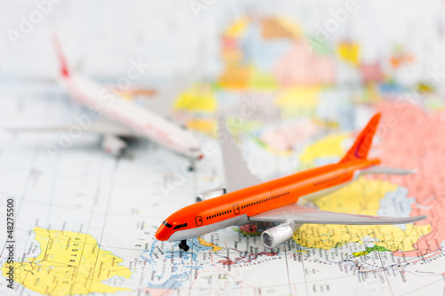 Photo: avion à réaction sur carte du monde avion à réaction sur carte du monde