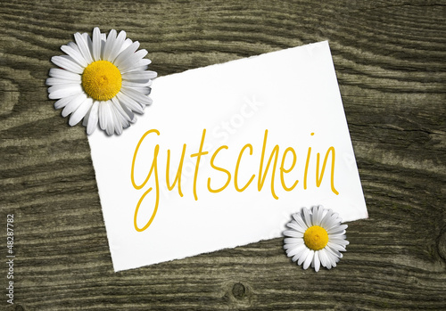 Photo: 2 Blüten auf Holzwand mit Karte Gutschein 2 Blüten auf Holzwand mit Karte Gutschein