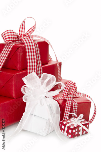 Photo: Liebevoll verpackte Geschenke in Rot isoliert Liebevoll verpackte Geschenke in Rot isoliert