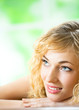 Foto: Smiling young beautiful woman, indoors Smiling young beautiful woman, indoors