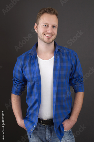 Photo: Glücklicher Student in Blau als Portrait Glücklicher Student in Blau als Portrait