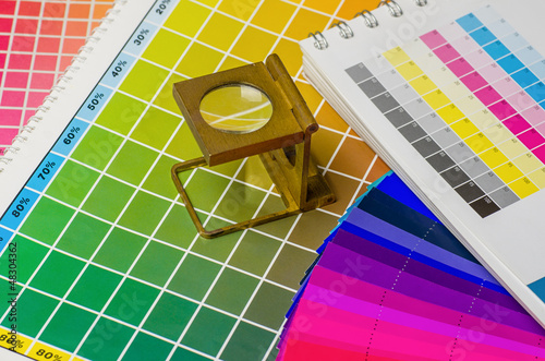 Photo: Farbwertebuch und Farbfächer mit Fadenzähler Farbwertebuch und Farbfächer mit Fadenzähler