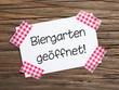 Klebestreifen Zettel auf Holz BIERGARTEN GEÖFFNET