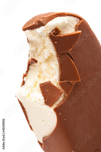 Photo: Ausschnitt von Vanilleeis mit Schokoladenüberzug Ausschnitt von Vanilleeis mit Schokoladenüberzug