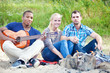 Gruppe junger Leute am Lagerfeuer