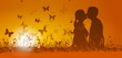 Verliebtes Paar im Feld mit Schmetterlingen