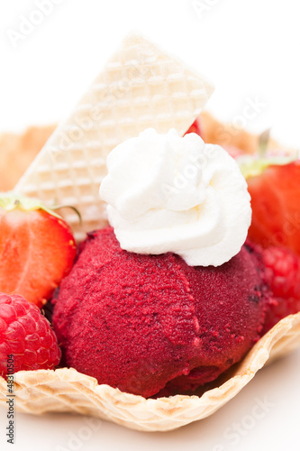 Photo: Rotes Eis und rote Beeren mit Waffel Rotes Eis und rote Beeren mit Waffel