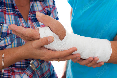 Photo: Woman with a broken arm and her caregiver Woman with a broken arm and her caregiver