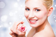 attraktive junge blonde Frau mit Rose