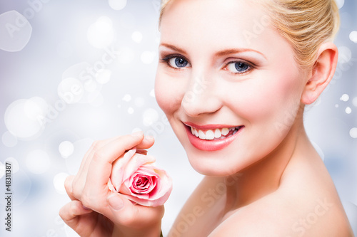 Photo: attraktive junge blonde Frau mit Rose attraktive junge blonde Frau mit Rose