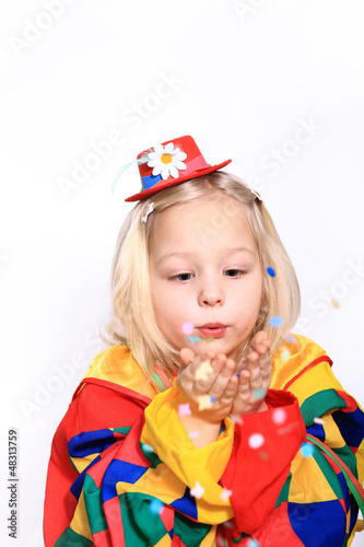 Photo: Mädchen/Clown pustet Konfetti Mädchen/Clown pustet Konfetti