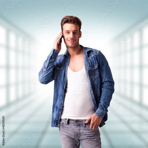 Photo: attraktiver junger Mann mit Mobiltelefon attraktiver junger Mann mit Mobiltelefon
