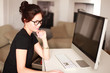 Asiatin im Homeoffice