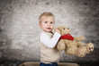 kind mit kuscheltier