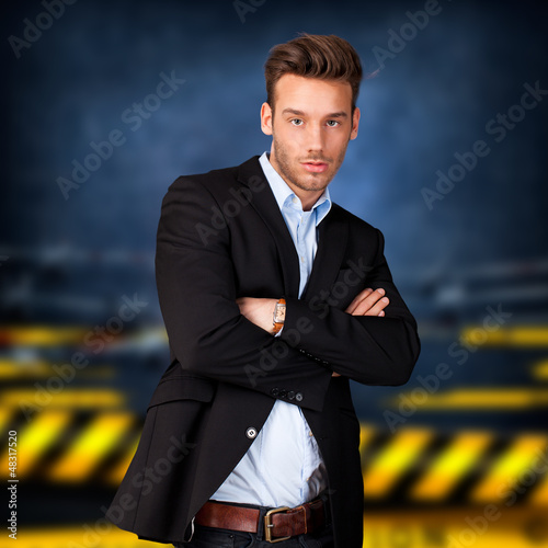 Photo: junger Mann vor Absperrband junger Mann vor Absperrband