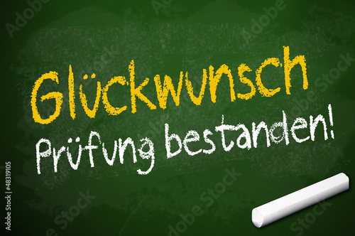 Illustration: Kreidetafel mit Glückwunsch, Prüfung bestanden! Kreidetafel mit Glückwunsch, Prüfung bestanden!