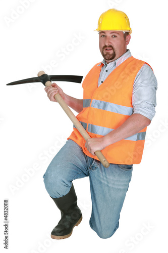 Photo: Worker using a pickaxe Worker using a pickaxe