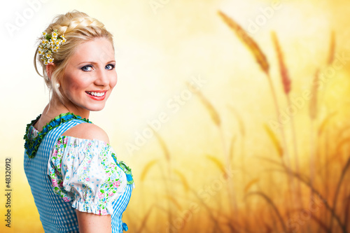 Photo: junge blonde Frau im Dirndl junge blonde Frau im Dirndl