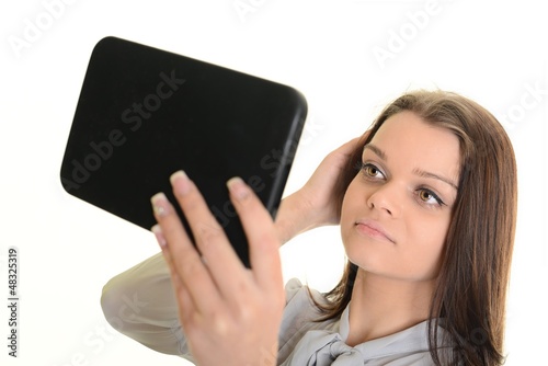 Photo: Jeune femme avec une tablette informatique Jeune femme avec une tablette informatique