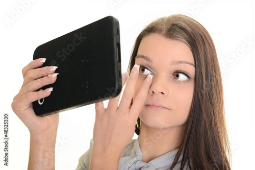 Photo: Jeune femme avec une tablette informatique Jeune femme avec une tablette informatique
