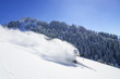 Skifahrer in Staubwolke