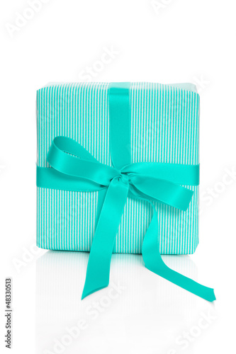 Photo: Isoliertes türkisfarbenes Geschenk mit Schleife Isoliertes türkisfarbenes Geschenk mit Schleife