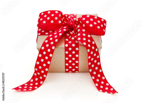 Photo: Ein Geschenk in Rot mit weißen Punkten Ein Geschenk in Rot mit weißen Punkten