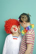 kinder verkleiden und schminken sich im Fasching
