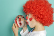 Kind verkleidet und Schminkt sich im Fasching als Clown