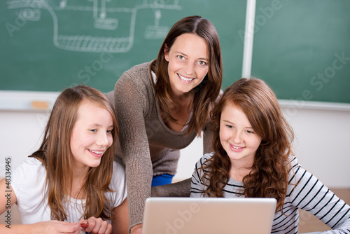Photo: lehrerin im unterricht mit laptop lehrerin im unterricht mit laptop
