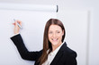 junge geschäftsfrau schreibt an das flipchart