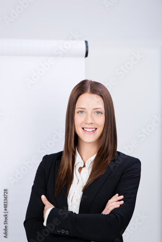 Photo: junge frau steht vor dem flipchart junge frau steht vor dem flipchart