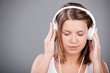 Foto: frau hört musik mit geschlossenen augen frau hört musik mit geschlossenen augen