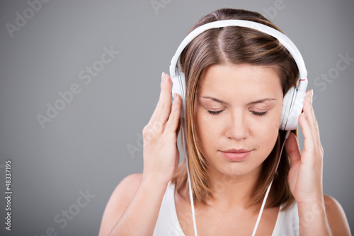 Photo: frau hört musik mit geschlossenen augen frau hört musik mit geschlossenen augen