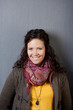 portrait frau vor grauer wand