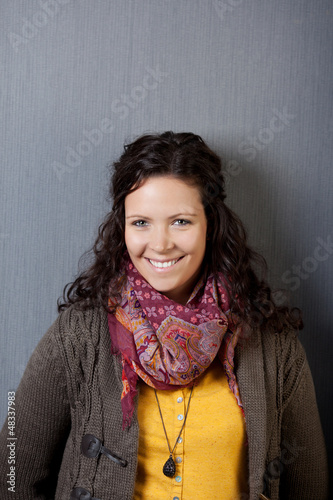 Photo: portrait frau vor grauer wand portrait frau vor grauer wand