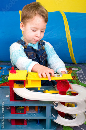 Photo: Kleiner Junge spielt mit Parkhaus Kleiner Junge spielt mit Parkhaus