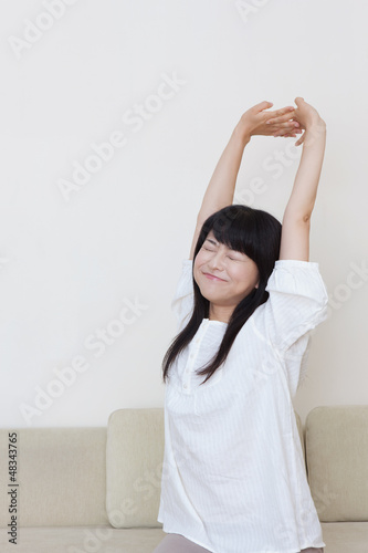 Photo: のびをする若い女性 のびをする若い女性