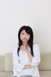 怒った顔の若い女性