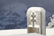 Monument aux morts français avec croix de Lorraine  en hiver