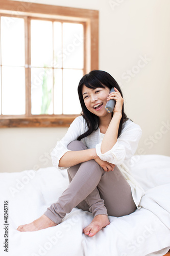 Photo: 電話で話す若い女性 電話で話す若い女性