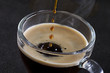 Gouttes de café tombant dans la tasse