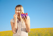 Photo: junge Frau mit gesundem Essen in der Hand in der Natur junge Frau mit gesundem Essen in der Hand in der Natur