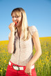 Photo: junge Frau beisst in Erdbeere in der Natur junge Frau beisst in Erdbeere in der Natur