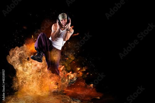 Photo: männlicher Tänzer hört explosive Musik männlicher Tänzer hört explosive Musik