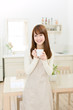 Foto: Beautiful asian woman in the kitchen Beautiful asian woman in the kitchen