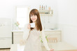 Foto: Beautiful asian woman in the kitchen Beautiful asian woman in the kitchen