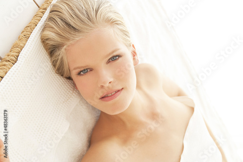 Photo: kris,regard objectif,portrait,allongée kris,regard objectif,portrait,allongée
